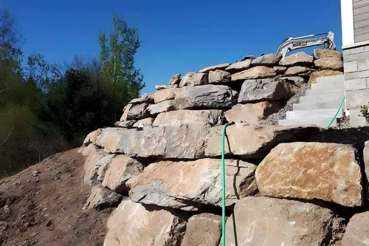 Création de murs de soutènement durables et esthétiques.