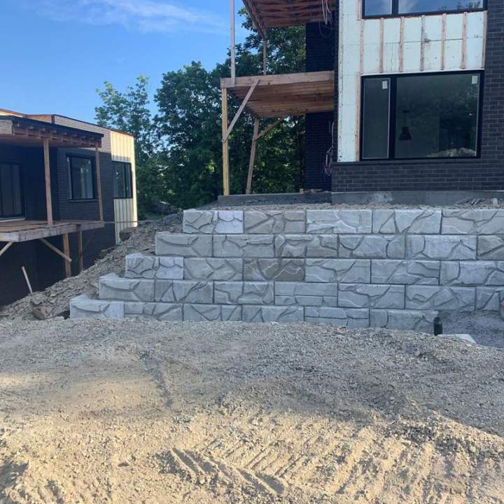 Installation de mur de soutènement Sutton