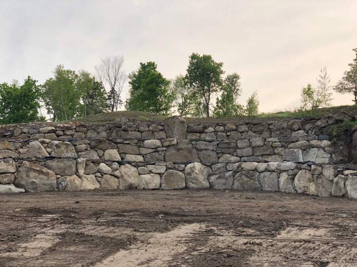 Édification de mur de soutènement Sutton