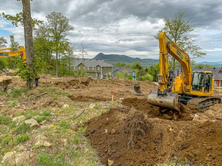 Préparation de terrain pour bâtiment commercial Sutton