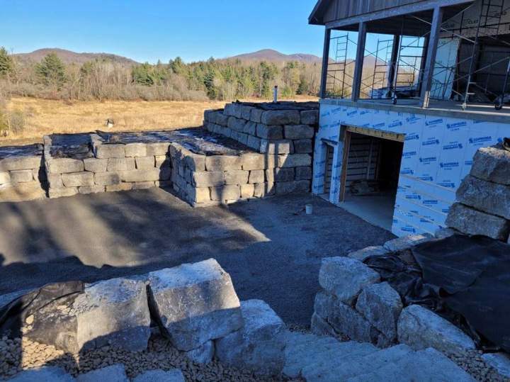 Édification de mur de soutènement Sutton